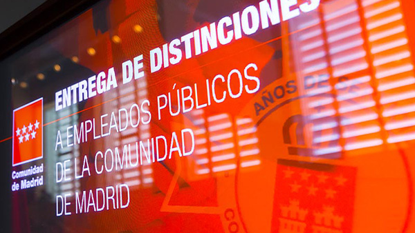Acto de entrega de distinciones a empleados de la función pública