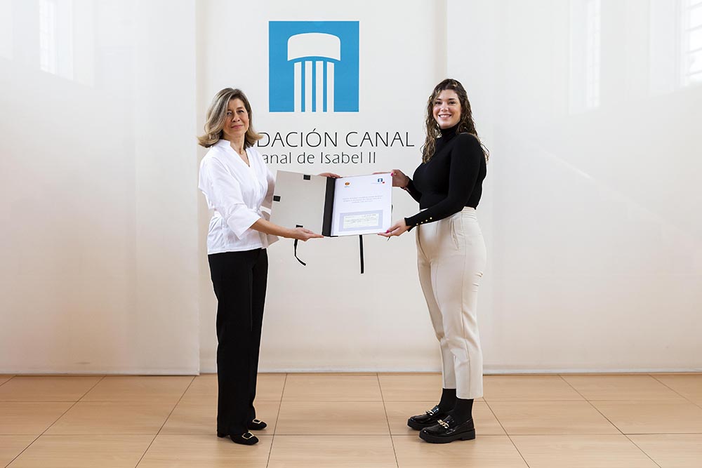 A la izquierda, Eva Tormo, directora gerente de la Fundación Canal, entrega el cheque a Sandra de Juana, responsable de financiación y captación de fondos de la Fundación Soñar Despierto. / FUNDACIÓN CANAL